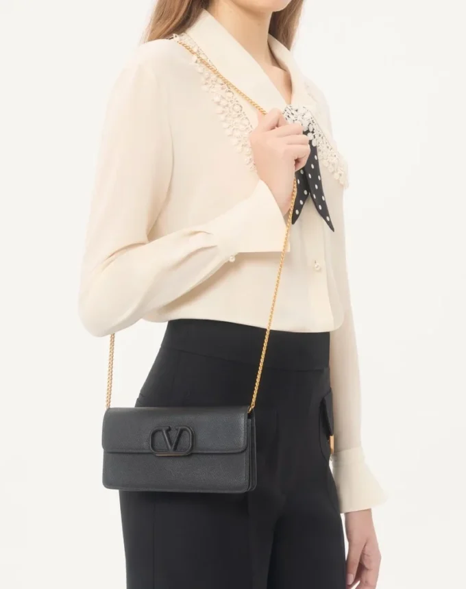 Cartera de piel de becerro granulada con cadena y logotipo Vlogo Cartera de piel de becerro granulada con cadena y logotipo Vlogo