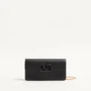 Cartera de piel de becerro granulada con cadena y logotipo Vlogo Cartera de piel de becerro granulada con cadena y logotipo Vlogo