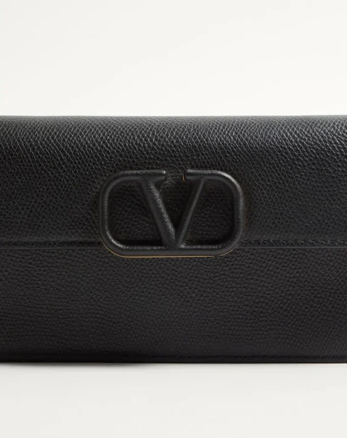 Cartera de piel de becerro granulada con cadena y logotipo Vlogo Cartera de piel de becerro granulada con cadena y logotipo Vlogo