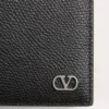 Cartera de piel de becerro granulada con detalle VLogo Signature