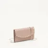Cartera Rockstud con cadena en piel de becerro granulada Cartera Rockstud con cadena en piel de becerro granulada