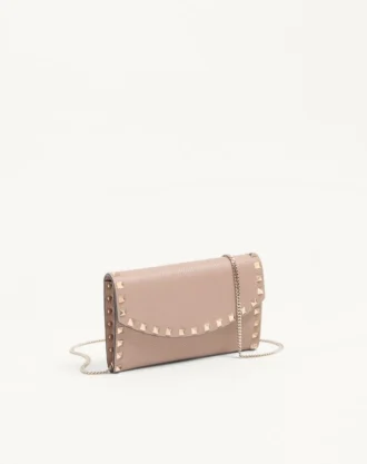 Cartera Rockstud con cadena en piel de becerro granulada