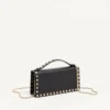 Cartera Rockstud con cadena en piel de becerro granulada