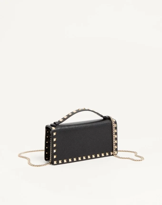 Cartera Rockstud con cadena en piel de becerro granulada