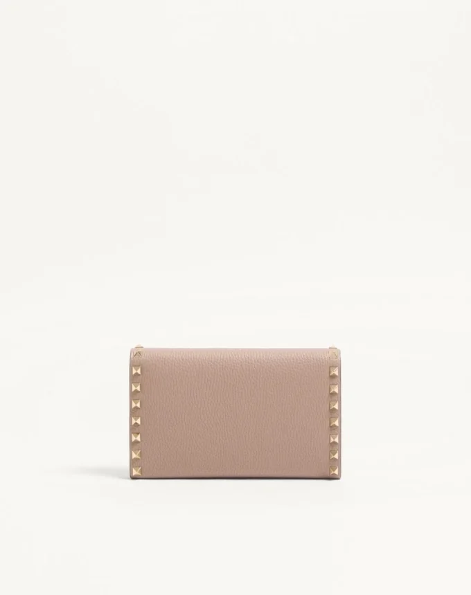 Cartera Rockstud con cadena en piel de becerro granulada Cartera Rockstud con cadena en piel de becerro granulada