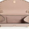 Cartera Rockstud con cadena en piel de becerro granulada Cartera Rockstud con cadena en piel de becerro granulada