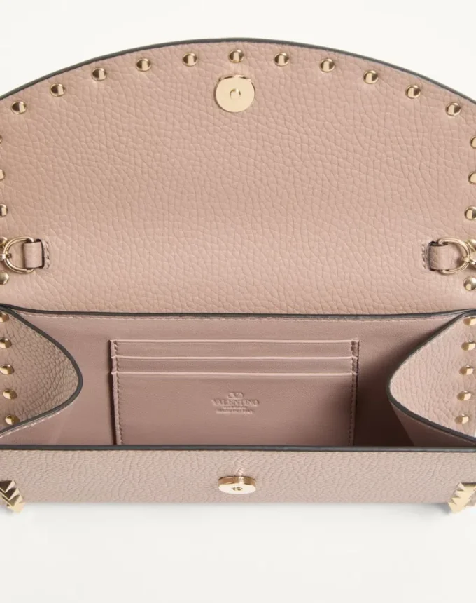 Cartera Rockstud con cadena en piel de becerro granulada Cartera Rockstud con cadena en piel de becerro granulada