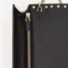 Cartera Rockstud con cadena en piel de becerro granulada