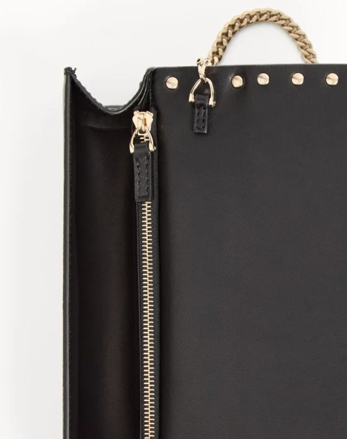 Cartera Rockstud con cadena en piel de becerro granulada