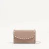 Cartera Rockstud con cadena en piel de becerro granulada Cartera Rockstud con cadena en piel de becerro granulada
