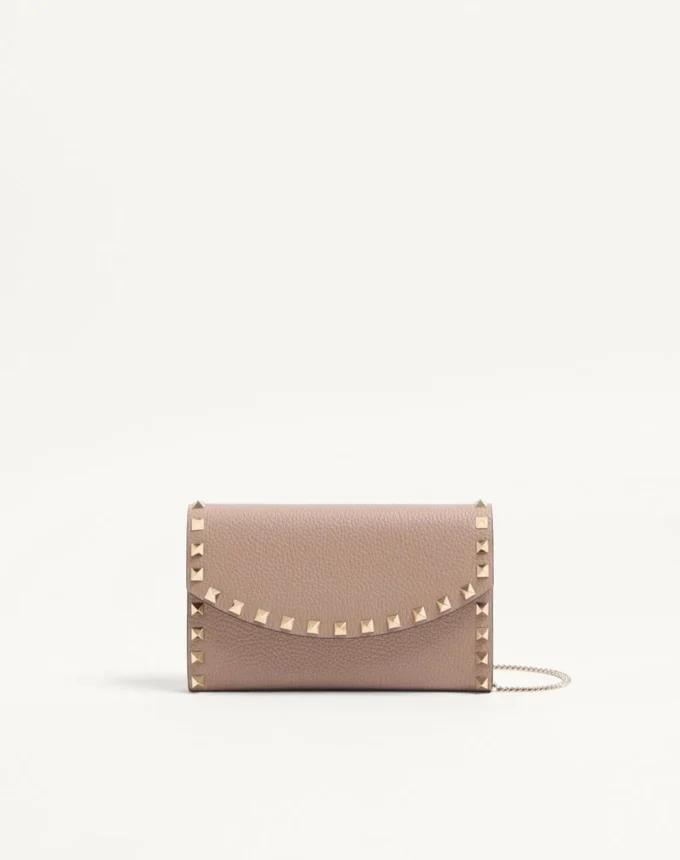 Cartera Rockstud con cadena en piel de becerro granulada Cartera Rockstud con cadena en piel de becerro granulada