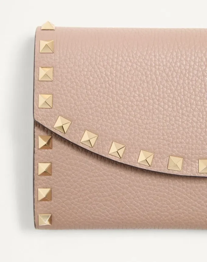Cartera Rockstud con cadena en piel de becerro granulada Cartera Rockstud con cadena en piel de becerro granulada