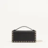 Cartera Rockstud con cadena en piel de becerro granulada