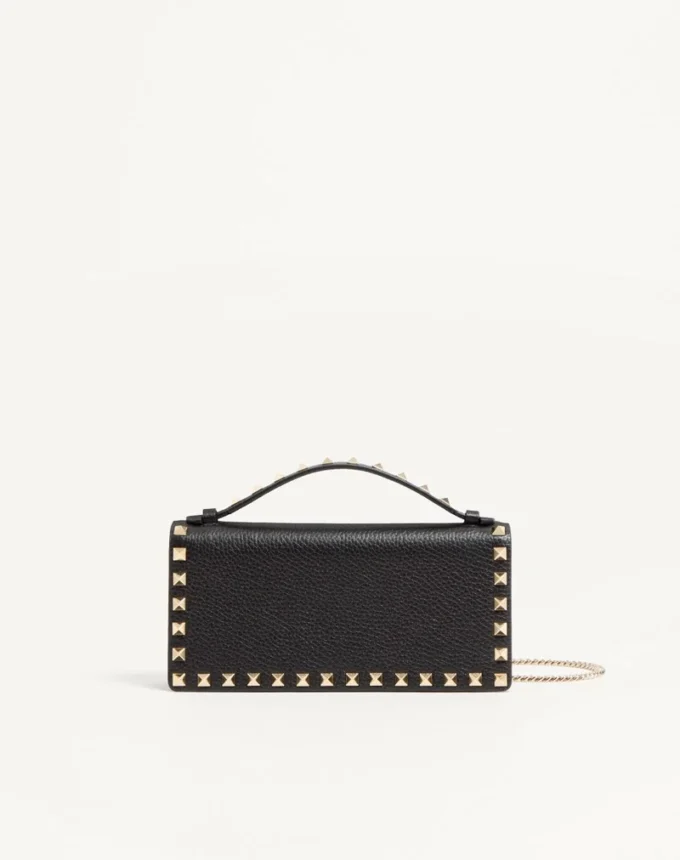 Cartera Rockstud con cadena en piel de becerro granulada