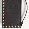 Cartera Rockstud con cadena en piel de becerro granulada