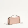 Cartera Rockstud de piel de becerro granulada laminada con cadena Cartera Rockstud de piel de becerro granulada laminada con cadena