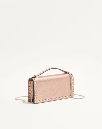 Cartera Rockstud de piel de becerro granulada laminada con cadena