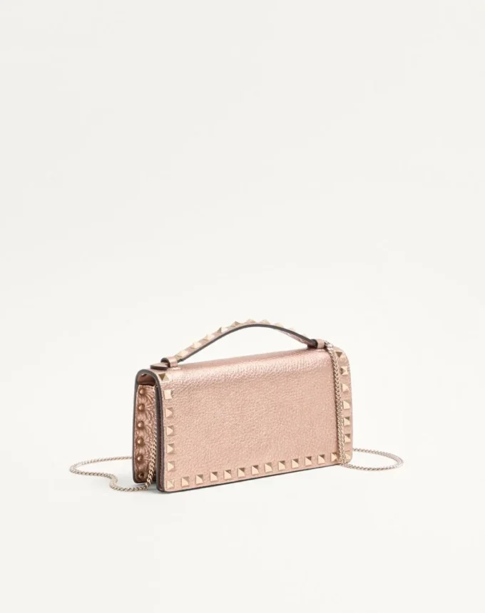 Cartera Rockstud de piel de becerro granulada laminada con cadena Cartera Rockstud de piel de becerro granulada laminada con cadena