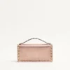 Cartera Rockstud de piel de becerro granulada laminada con cadena Cartera Rockstud de piel de becerro granulada laminada con cadena