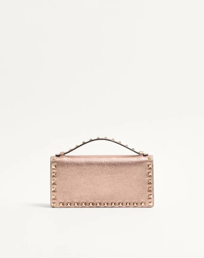 Cartera Rockstud de piel de becerro granulada laminada con cadena Cartera Rockstud de piel de becerro granulada laminada con cadena