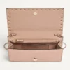 Cartera Rockstud de piel de becerro granulada laminada con cadena Cartera Rockstud de piel de becerro granulada laminada con cadena