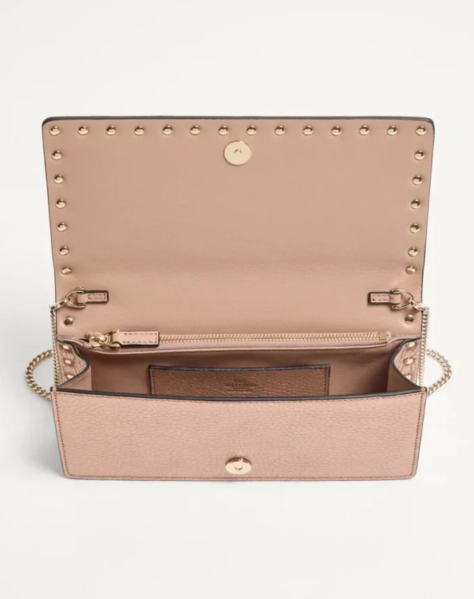 Cartera Rockstud de piel de becerro granulada laminada con cadena Cartera Rockstud de piel de becerro granulada laminada con cadena