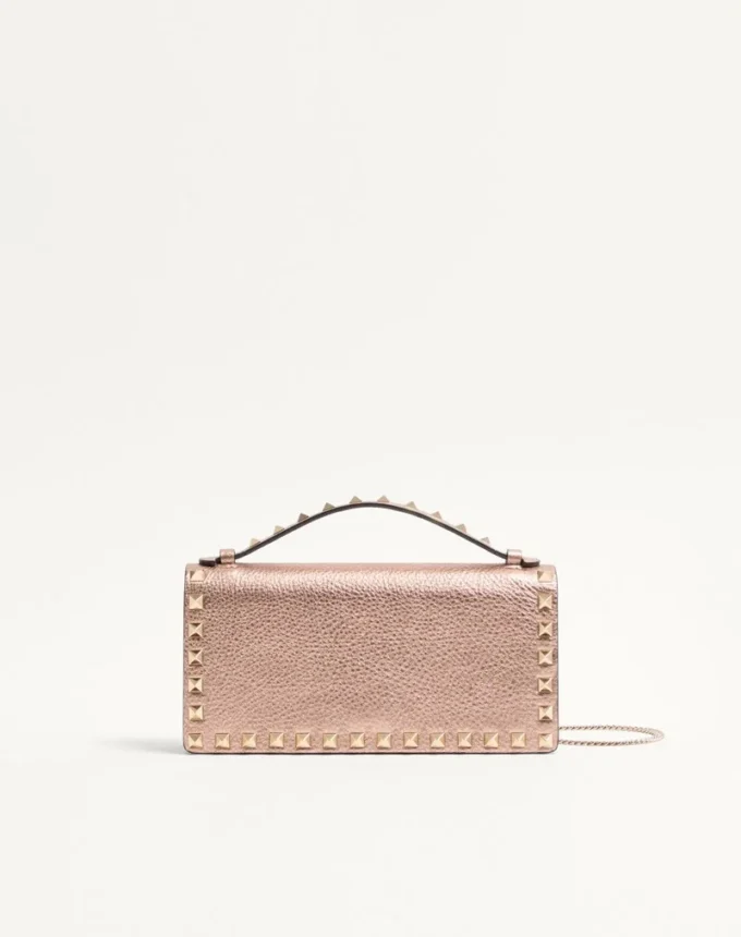 Cartera Rockstud de piel de becerro granulada laminada con cadena Cartera Rockstud de piel de becerro granulada laminada con cadena