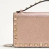 Cartera Rockstud de piel de becerro granulada laminada con cadena Cartera Rockstud de piel de becerro granulada laminada con cadena