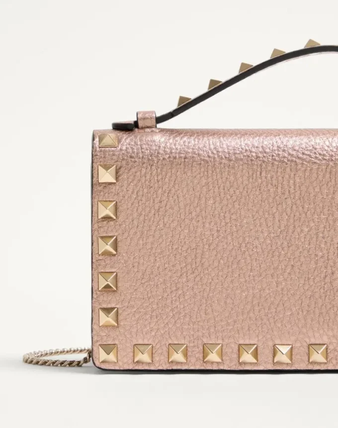 Cartera Rockstud de piel de becerro granulada laminada con cadena Cartera Rockstud de piel de becerro granulada laminada con cadena