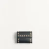 Cartera Rockstud Trifold en piel de becerro granulada Cartera Rockstud Trifold en piel de becerro granulada