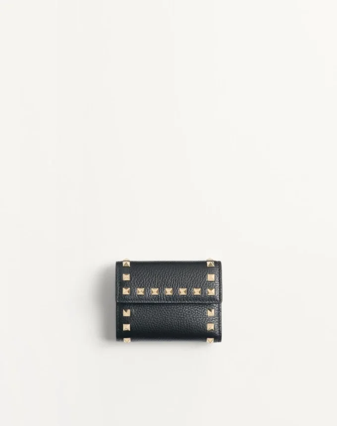 Cartera Rockstud Trifold en piel de becerro granulada Cartera Rockstud Trifold en piel de becerro granulada