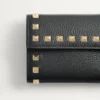 Cartera Rockstud Trifold en piel de becerro granulada Cartera Rockstud Trifold en piel de becerro granulada