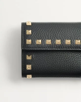 Cartera Rockstud Trifold en piel de becerro granulada