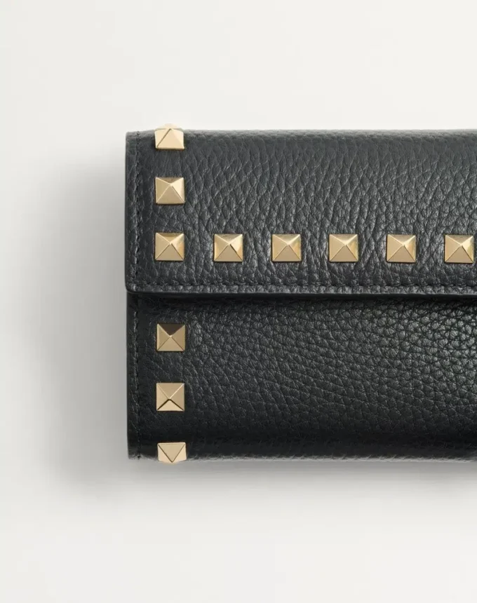 Cartera Rockstud Trifold en piel de becerro granulada Cartera Rockstud Trifold en piel de becerro granulada