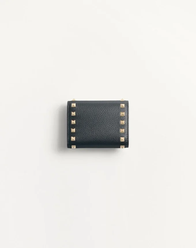 Cartera Rockstud Trifold en piel de becerro granulada Cartera Rockstud Trifold en piel de becerro granulada