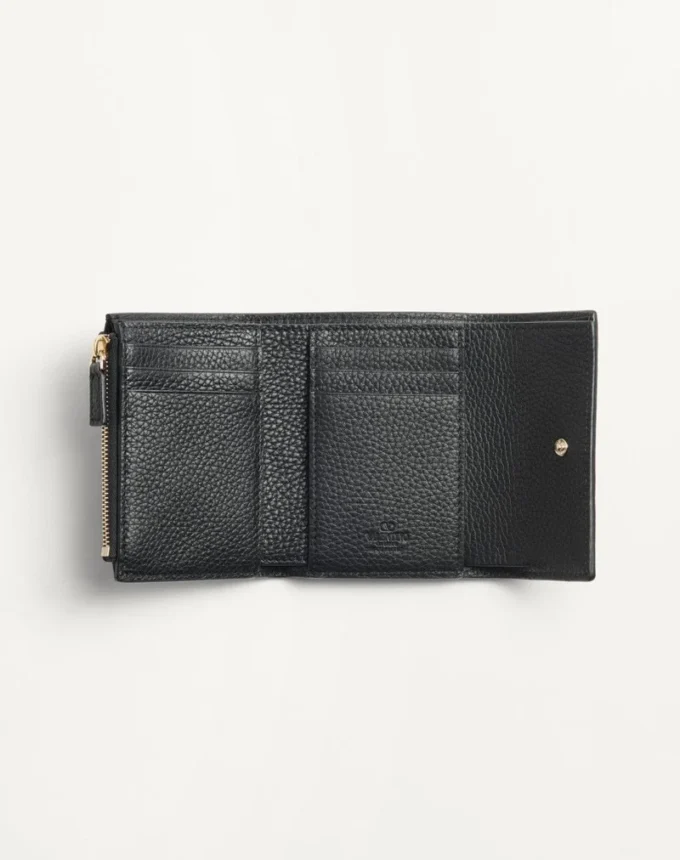Cartera Rockstud Trifold en piel de becerro granulada Cartera Rockstud Trifold en piel de becerro granulada