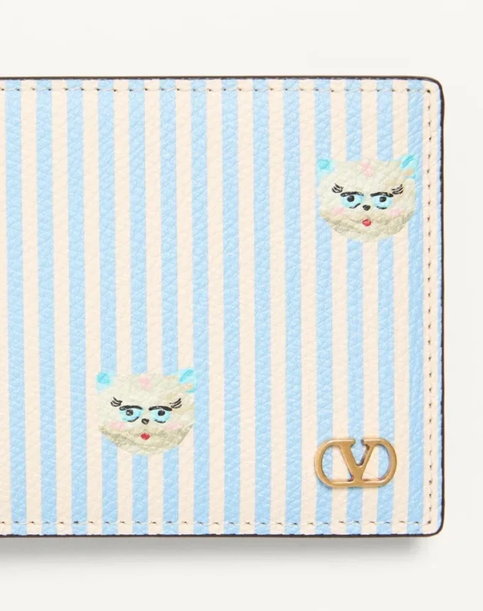 Cartera Valentino Garavani Vlogo Signature en piel de becerro granulada con estampado Le Chat De La Maison Cartera Valentino Garavani Vlogo Signature en piel de becerro granulada con estampado Le Chat De La Maison