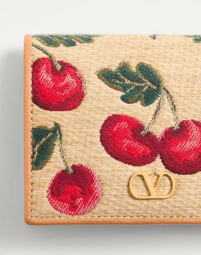 Cartera Vlogo Signature Cherryfic Jacquard Raffia Cartera Vlogo Signature Cherryfic Jacquard Raffia