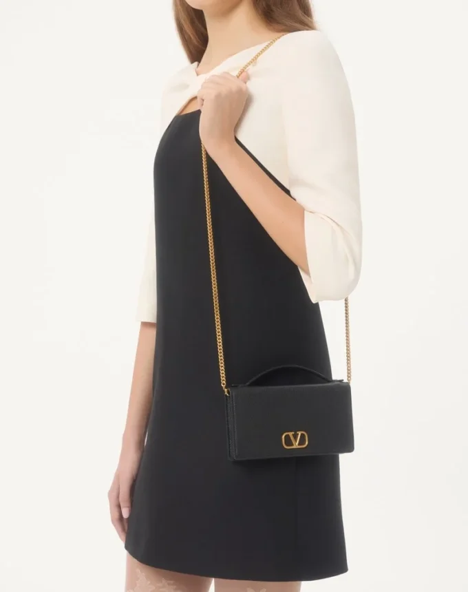 Cartera VLogo Signature de piel de becerro granulada con cadena Cartera VLogo Signature de piel de becerro granulada con cadena