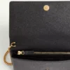 Cartera VLogo Signature de piel de becerro granulada con cadena Cartera VLogo Signature de piel de becerro granulada con cadena