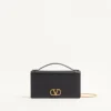 Cartera VLogo Signature de piel de becerro granulada con cadena Cartera VLogo Signature de piel de becerro granulada con cadena