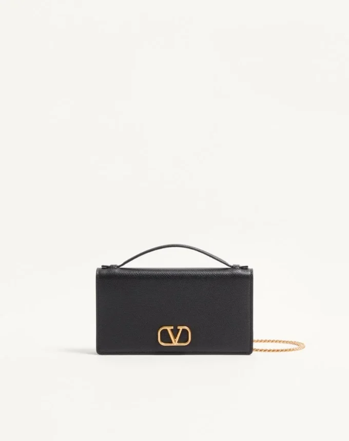 Cartera VLogo Signature de piel de becerro granulada con cadena Cartera VLogo Signature de piel de becerro granulada con cadena