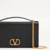 Cartera VLogo Signature de piel de becerro granulada con cadena Cartera VLogo Signature de piel de becerro granulada con cadena