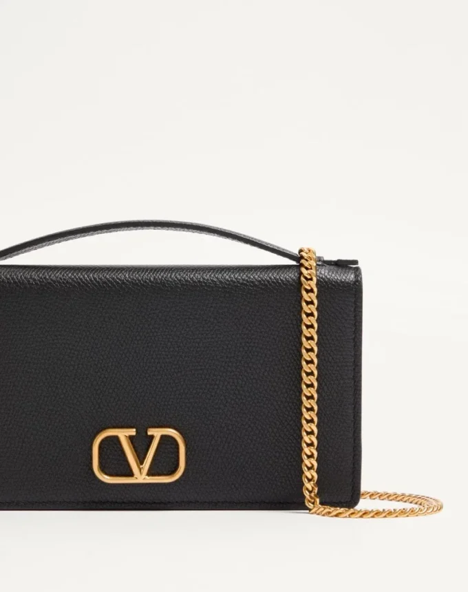 Cartera VLogo Signature de piel de becerro granulada con cadena Cartera VLogo Signature de piel de becerro granulada con cadena