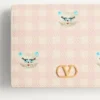 Cartera VLogo Signature en piel de becerro granulada Le Chat De La Maison Cartera VLogo Signature en piel de becerro granulada Le Chat De La Maison