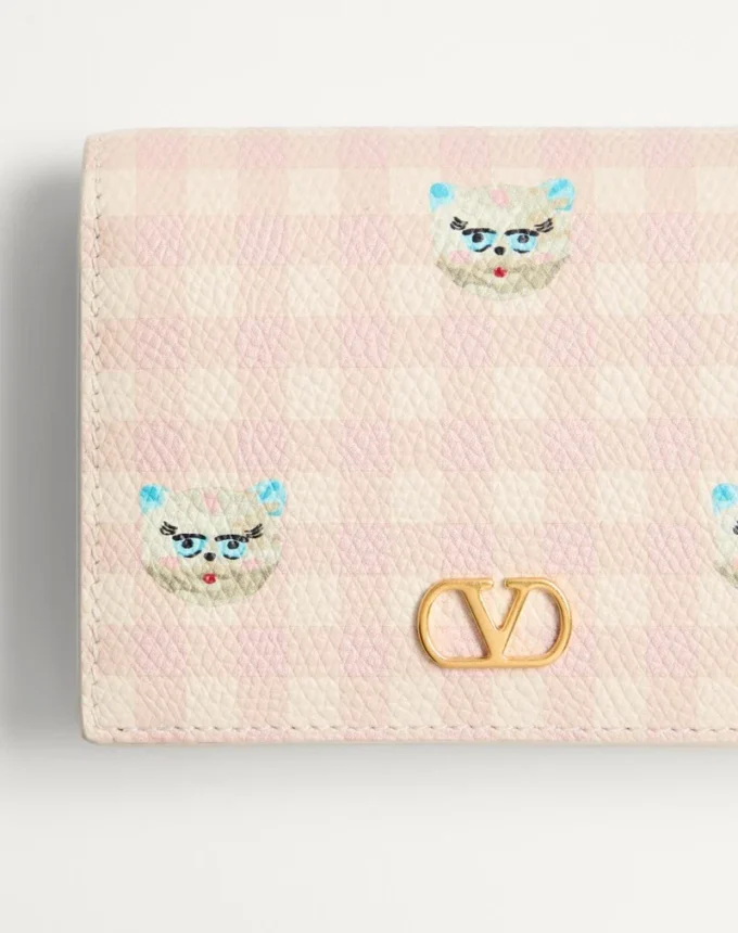 Cartera VLogo Signature en piel de becerro granulada Le Chat De La Maison Cartera VLogo Signature en piel de becerro granulada Le Chat De La Maison