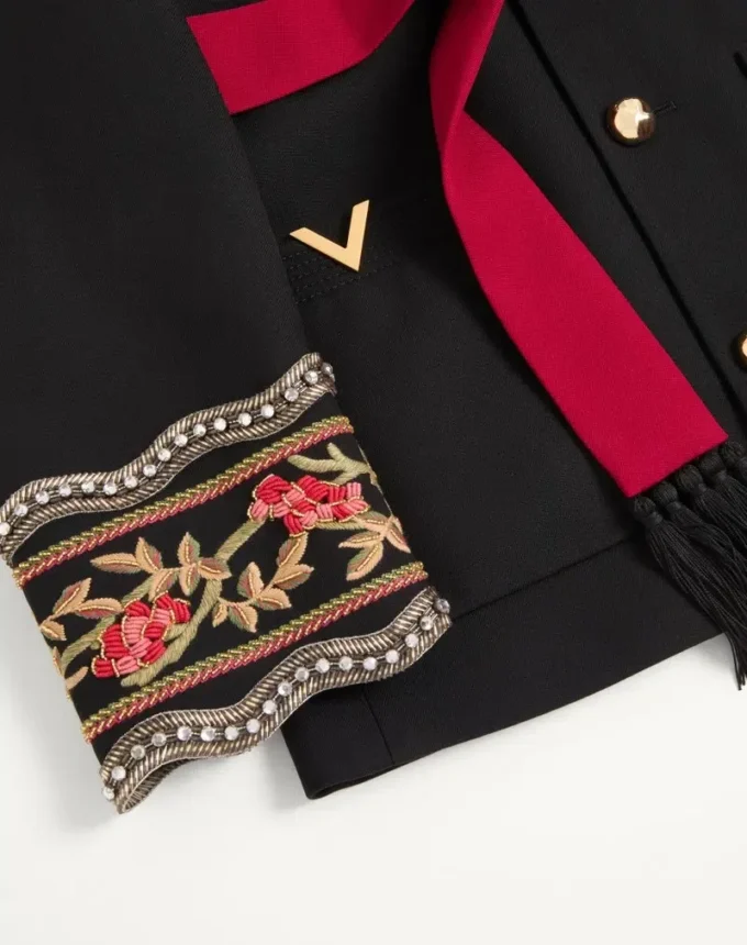 Chaqueta bordada Valentino con cinturón en gabardina de lana con V dorada Chaqueta bordada Valentino con cinturón en gabardina de lana con V dorada