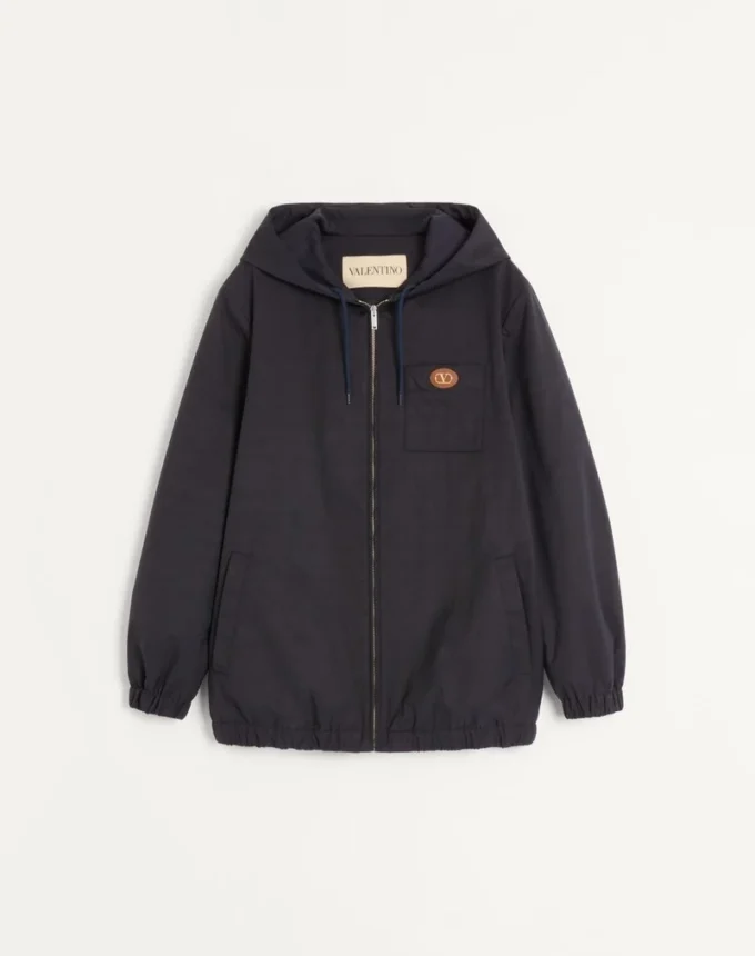 Chaqueta con capucha de nailon y parche con el logotipo