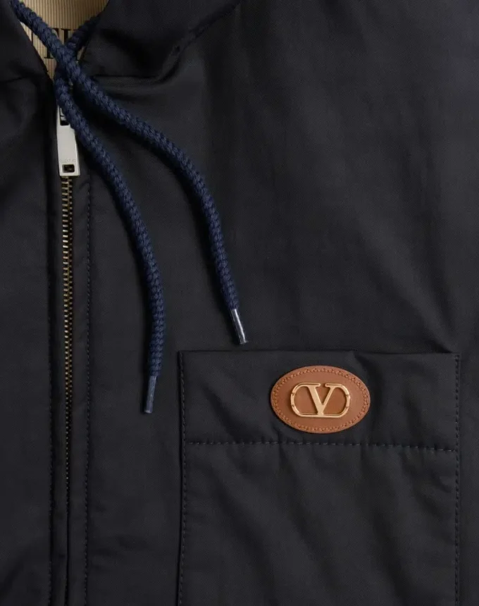 Chaqueta con capucha de nailon y parche con el logotipo