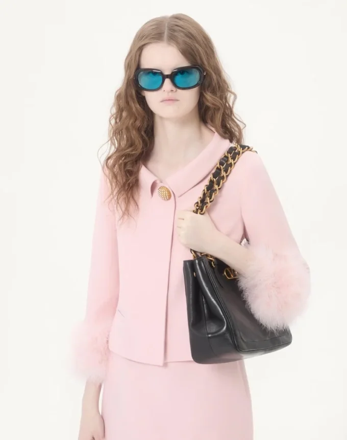 Chaqueta de crepé couture con plumas Chaqueta de crepé couture con plumas